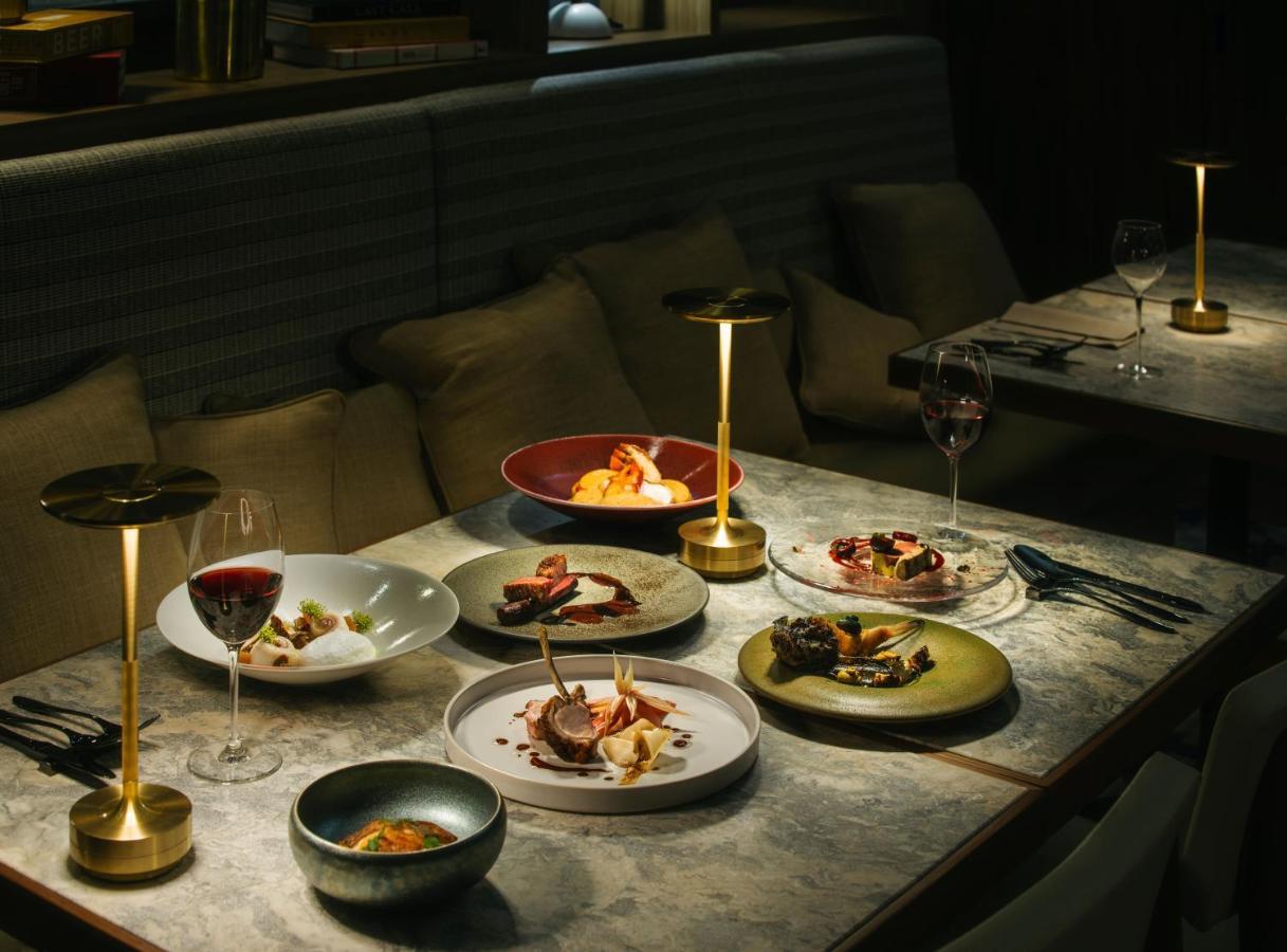 Hotel Zentis Ōsaka Extérieur photo Dishes at the restaurant