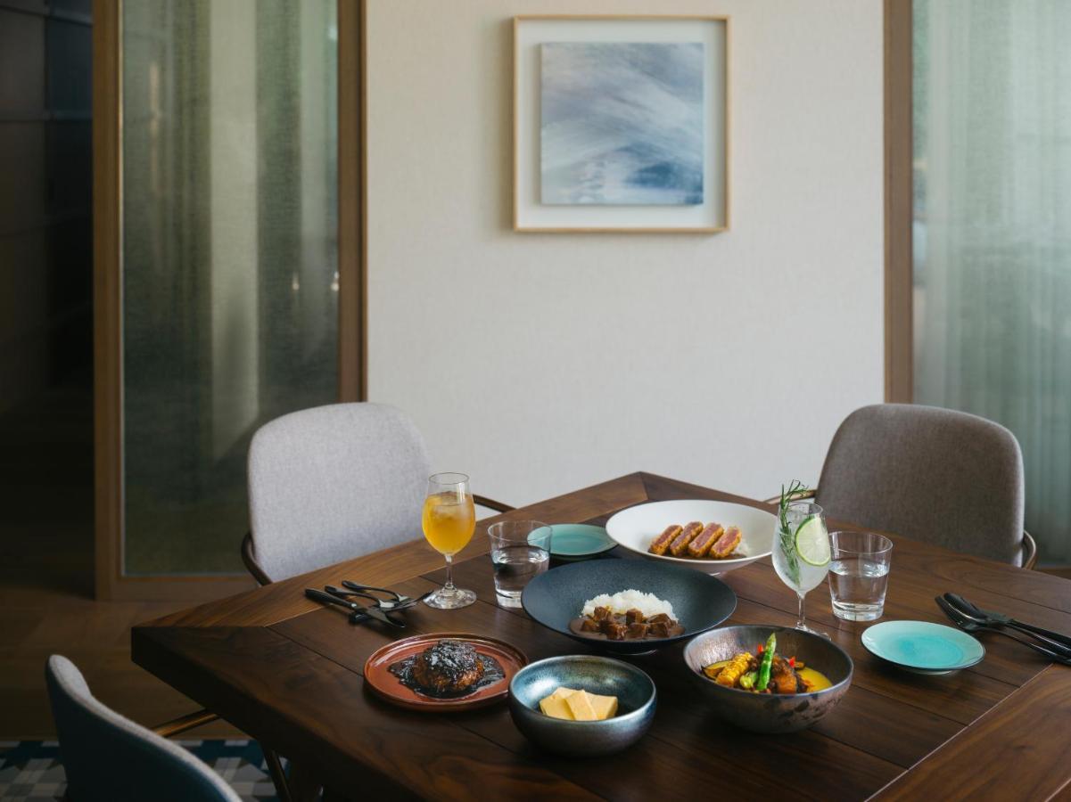 Hotel Zentis Ōsaka Extérieur photo A dining room table with a painting by the artist
